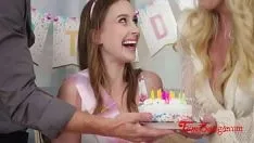 播放 18 岁生日快乐，继女 - 兰妮·格雷，布兰迪·爱
