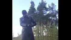 Reproducir Hombre caminando en cuero en el bosque