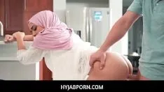 播放 Hyjabporn - 继妹 willow ryder 对安全套感到好奇，被她的继兄发现了，所以他教了她需要知道的一切