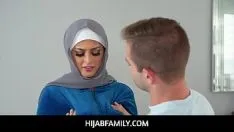 Afspelen Hijabfamily - ronde tiener in hijab leert snel