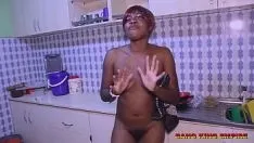 Reproducir Mi esposa latina africana adicta al sexo pillada masturbándose en su habitación privada con un consolador local