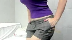 Redare Frumoasă milf cu experiență dansează în pantaloni scurți sexy pentru a te face să te smuci și să cumperi / angela-milf