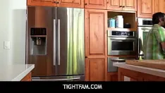 Играть Tightfam - падчерица Лили Лу решает подойти к отчиму и позволить ему попробовать ее юную киску