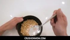 Играть Crushonmum - рыжая мачеха с массивными сиськами Эмми скромно инструктирует своего пасынка