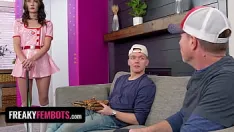 Abspielen Der sexroboter veronica church bringt einem unerfahrenen jungen bei, wie er es zur dritten basis schafft – verrückte fembots