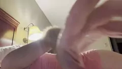 再生 赤毛の女装家CindiCsissyの精液を食べるディルドの喜び