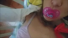 تشغيل فتاة صغيرة صغيرة تأخذ حمولة والدها بعد لعب الأدوار من الحمار إلى الفم