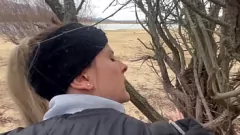 Afspelen Winter Lake Fuck: het wilde orgasme van de vrouw in de buitenlucht