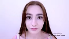 Jouer Audition lesbienne chaude: Jeune brune Reese Robbins dans une action en sangle