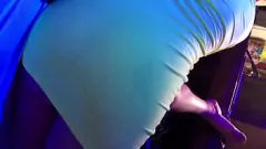 Jouer Latina MILF essaie la robe jaune et finit par sucer une bite