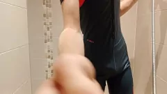 Oynat Mayo saplaması, sıkı yüzme gövdelerinde sikini vurur