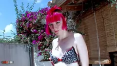 Afspelen Euro Punk Babe wordt wild in expliciete buitenstriptease
