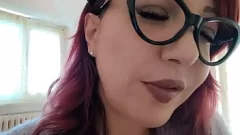 Abspielen Sexy Milf enthüllt ihre nackten großen Titten und schmutzigen Geheimnisse für ihren nerdigen Stiefsohn