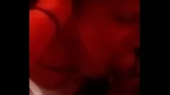 Oynat Sissy arkadaşı ağzını büyük bir horoz ile doldurur
