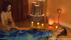 Jouer MILF asiatique huilé détend son amant blanc avec un massage sensuel