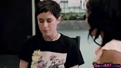 Reproduzir Ébano lésbica gata fica suja e tatuada GF