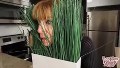 Redare O MILF obraznică Sara Jay o surprinde pe Nina Kayy pe pawg-ul fiind bătută în bucătărie!