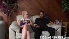 Играть Богиня госпожи заставляет своего нижнего взять огромный пластиковый член в его задницу и делает ему минет