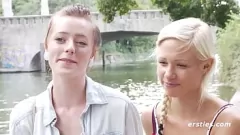 Oynat Berlin'de doğan bu sarışın hatun ve HH'den esmer arkadaşı, büyük doğal göğüsleri ve yoğun klitoris sürtmeleriyle tutkulu bir lezbiyen romantizminin tadını çıkarıyor