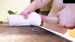 चलाएँ अज्ञात हैंडसमबेन1 एक राक्षस डिक के साथ जंगली अश्लील कार्रवाई में पॉकेट बिल्ली को चीरता है