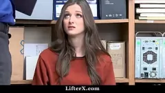 चलाएँ किशोर चोर को पकड़ लिया जाता है और सजा से बचने के लिए सार्वजनिक रूप से कट्टर यौन कृत्य करने के लिए मजबूर किया जाता है