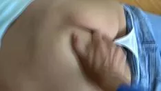 Riproduci Vedo mia cognata nel suo riposo a letto da lei, la preoccupo e lei si sveglia selvaggiamente, lei boccheggia e mi chiede di scoparla