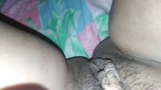 चलाएँ फ्लाई डी। मैं उसे अपने पूरे चचेरे भाई के साथ छूता हूं