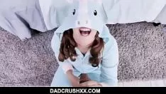 Jouer Fille aux gros seins de 18 ans (treadhie staar) laisse le pouce de son père et la baise