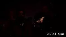 Redare Bebelușul fierbinte se aruncă și smulge un pom sever și așa îl suge