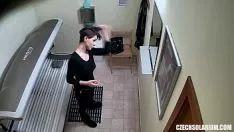 Reproducir caliente corto circuito missy de pelo liso en la cámara de televisión secreta