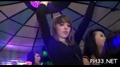 Riproduci Brunet fa in modo che il battitore di fucworld si immerga gravemente e prende lo sperma di supporto dal wurstel