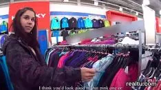 Oynat Şaşırtıcı Çekoslovak ergen alışveriş merkezinde heyecanlanır ve pov içinde dürtülür